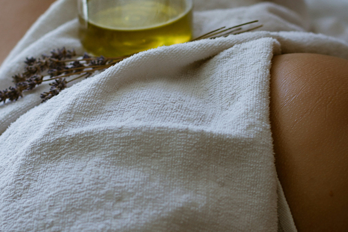 Linen and oils for a massage treatment